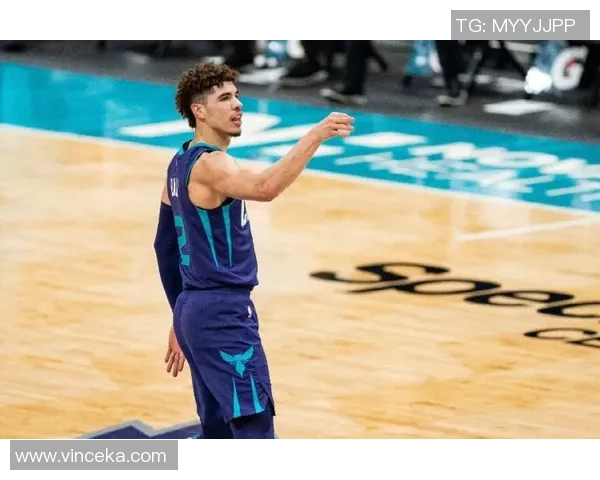 拉梅洛鲍尔表现起伏22投仅7中三分球命中率低迷但仍斩获21分 拉梅洛鲍尔表现起伏22投仅7中三分球命中率低迷但仍斩获21分